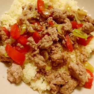 クスクスで作る五香粉味付けの中華風豚ひき肉炒め丼